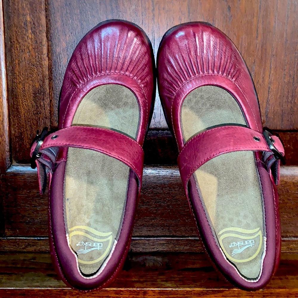 Like New! Dansko Mary Jane burgundy clogs size 38 (US size 7.5-8)